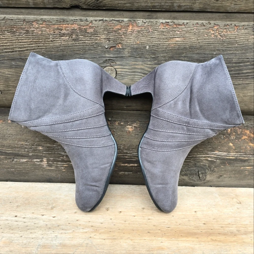 A2 By Aerosoles Playaway Gray Vegan Suede, Comfort Bootie. WMS 7M